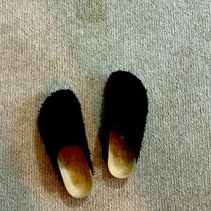 Woman’s Sherpa shoes